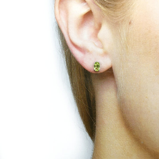 小旦形橄欖石爪鑲耳釘