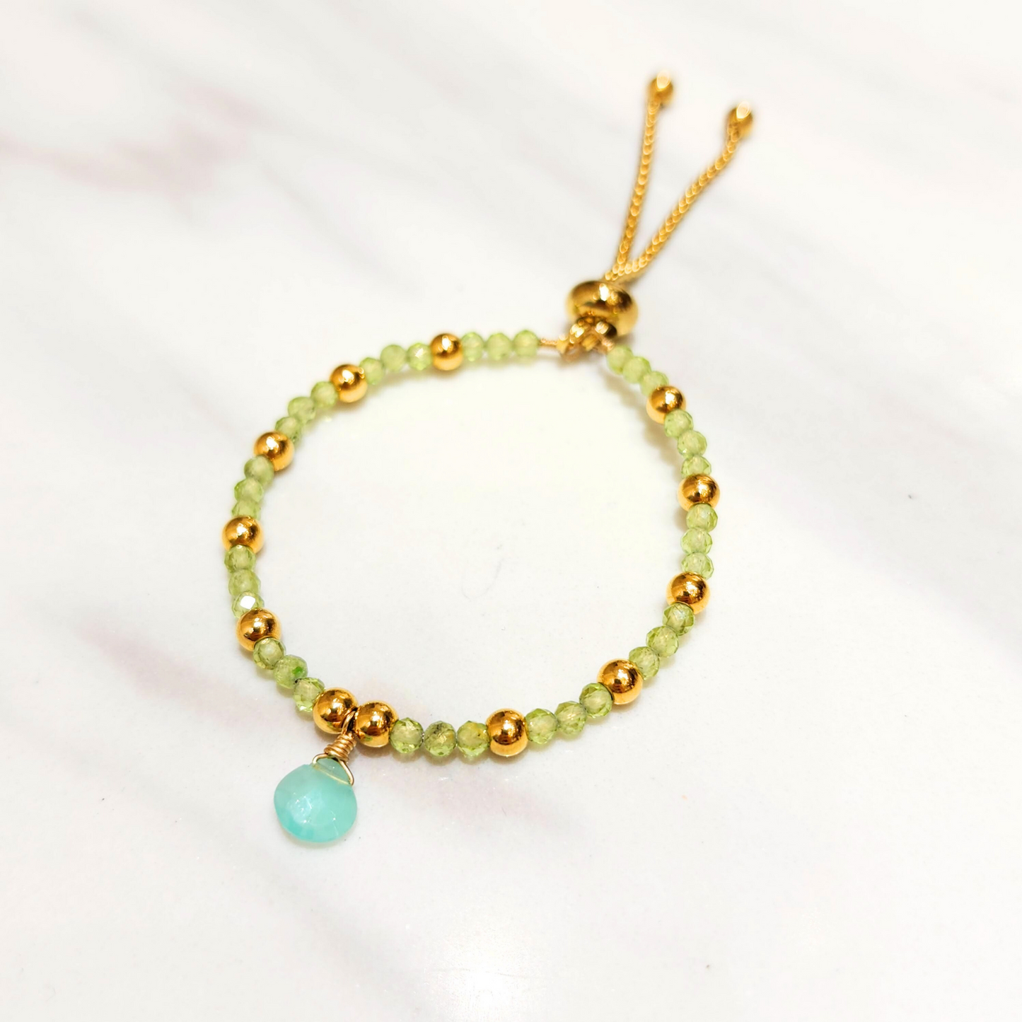 Mini peridot beads and aquamarine chalcedony retractable bracelet 
