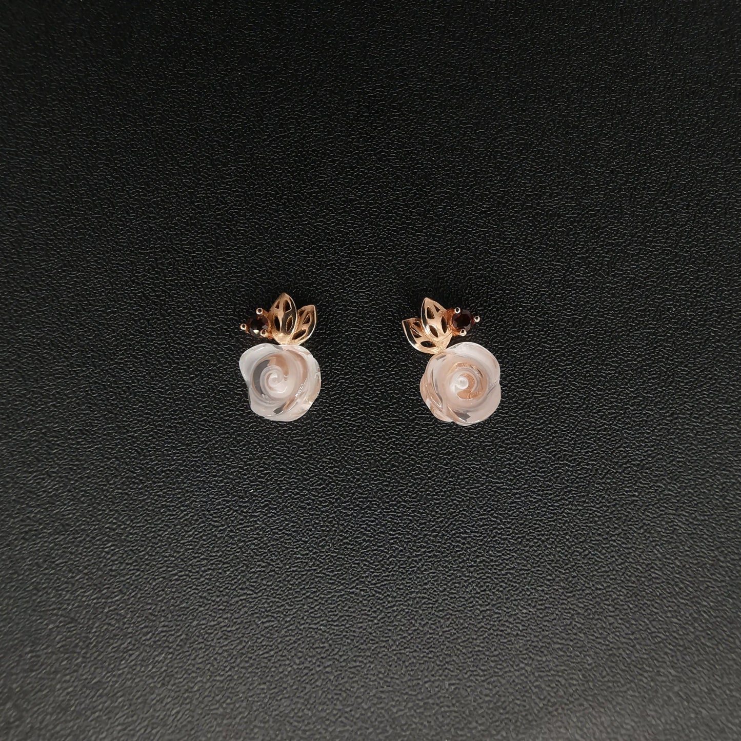 Three-dimensional pollen crystal and garnet stud earrings